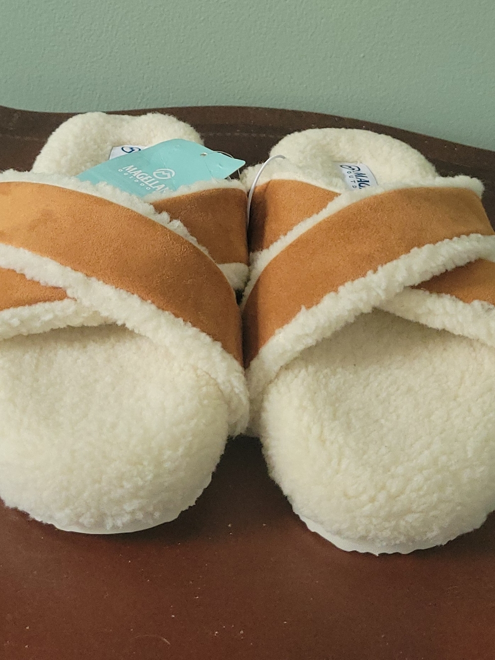 Magellan Outdoors Cream & Tan Sherpa Crossband Slippers